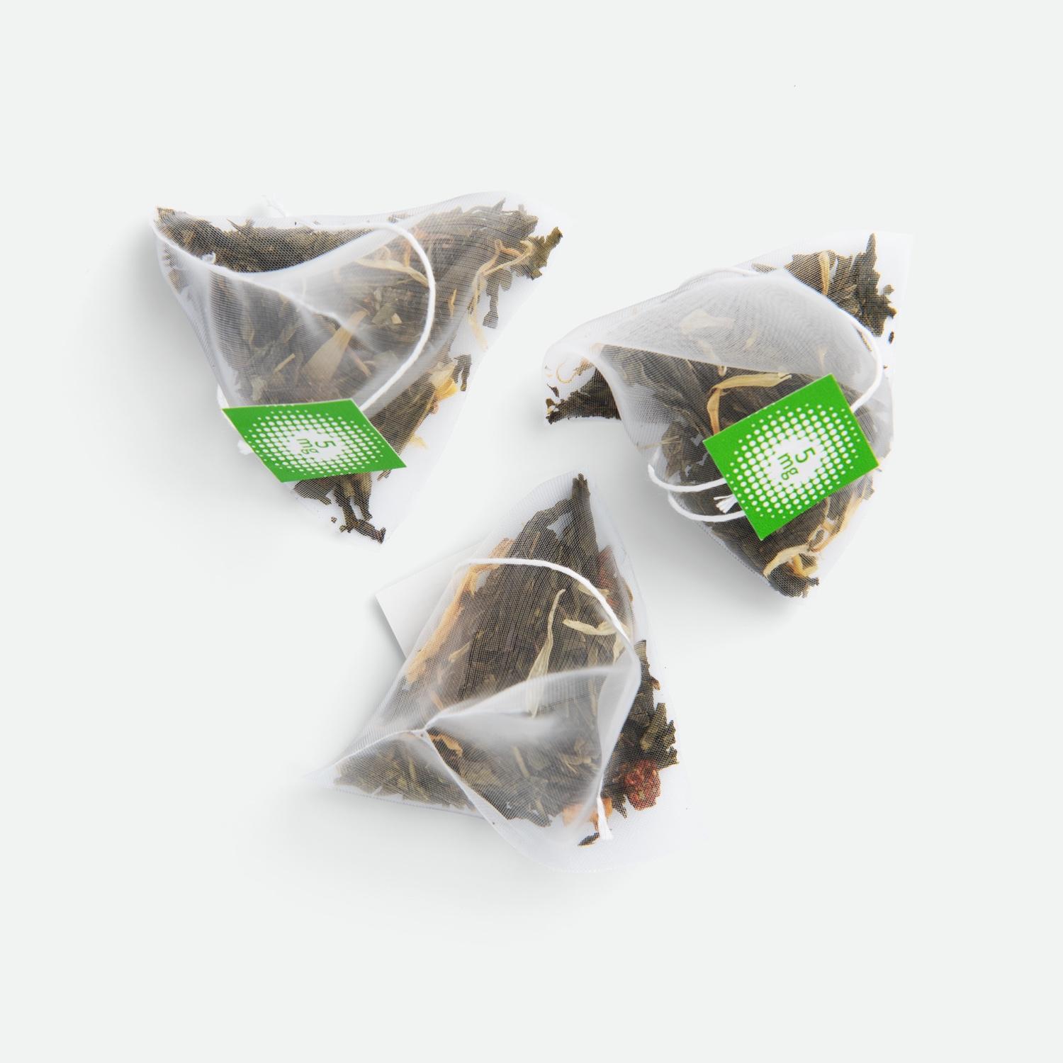 CBD thee met aardbei en appel - losse piramidezakjes met de theeblend